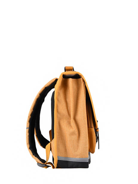 Boekentas 2 Compartimenten Cameleon Geel vintage color Deze schooltas uit de Vintage collectie van het merk Caméléon heeft een breedte van 35 cm. Ideaal voor de kleuterklas en het eerste leerjaar. Dit model heeft een duidelijke vintage look, dankzij de twee voorvakjes en de riempjes met gesp. Deze boekentas beschikt over twee compartimenten, die schriftjes (24x32 cm) en andere kleine spulletjes kunnen bevatten. Onder de overslagflap bevindt zich ook een uniek opbergvak, met daarin een gratis liniaal! De twee vakjes met rits vooraan zijn ideaal om een snack of zakdoek in op te bergen. Dit model beschikt ook over een naamlabel, en kan makkelijk gesloten worden dankzij een dubbel kliksysteem. Voor optimaal comfort zijn de rugzijde en schouderbandjes extra gewatteerd. Dankzij enkele reflectoren kan uw kind zich ook veilig in het verkeer begeven. Vintage op z'n mooist! ander zicht 4