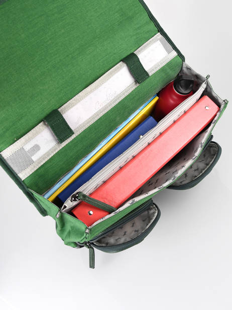 Boekentas 2 Compartimenten Cameleon Groen vintage color Deze schooltas uit de Vintage collectie van het merk Caméléon heeft een breedte van 35 cm. Ideaal voor de kleuterklas en het eerste leerjaar. Dit model heeft een duidelijke vintage look, dankzij de twee voorvakjes en de riempjes met gesp. Deze boekentas beschikt over twee compartimenten, die schriftjes (24x32 cm) en andere kleine spulletjes kunnen bevatten. Onder de overslagflap bevindt zich ook een uniek opbergvak, met daarin een gratis liniaal! De twee vakjes met rits vooraan zijn ideaal om een snack of zakdoek in op te bergen. Dit model beschikt ook over een naamlabel, en kan makkelijk gesloten worden dankzij een dubbel kliksysteem. Voor optimaal comfort zijn de rugzijde en schouderbandjes extra gewatteerd. Dankzij enkele reflectoren kan uw kind zich ook veilig in het verkeer begeven. Vintage op z'n mooist! ander zicht 5