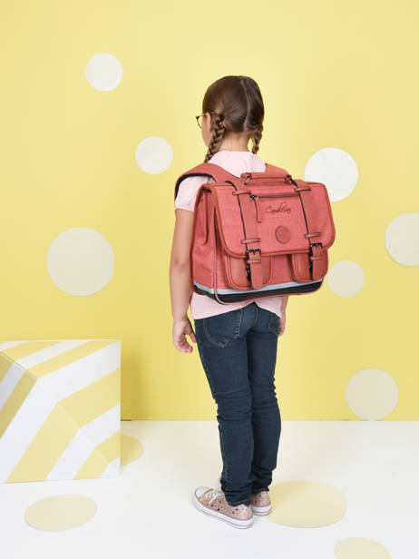 Boekentas 2 Compartimenten Cameleon Roze vintage color Deze schooltas uit de Vintage collectie van het merk Caméléon heeft een breedte van 35 cm. Ideaal voor de kleuterklas en het eerste leerjaar. Dit model heeft een duidelijke vintage look, dankzij de twee voorvakjes en de riempjes met gesp. Deze boekentas beschikt over twee compartimenten, die schriftjes (24x32 cm) en andere kleine spulletjes kunnen bevatten. Onder de overslagflap bevindt zich ook een uniek opbergvak, met daarin een gratis liniaal! De twee vakjes met rits vooraan zijn ideaal om een snack of zakdoek in op te bergen. Dit model beschikt ook over een naamlabel, en kan makkelijk gesloten worden dankzij een dubbel kliksysteem. Voor optimaal comfort zijn de rugzijde en schouderbandjes extra gewatteerd. Dankzij enkele reflectoren kan uw kind zich ook veilig in het verkeer begeven. Vintage op z'n mooist! ander zicht 2