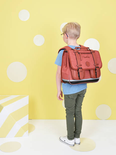 Boekentas 2 Compartimenten Cameleon Roze vintage color Deze schooltas uit de Vintage collectie van het merk Caméléon heeft een breedte van 35 cm. Ideaal voor de kleuterklas en het eerste leerjaar. Dit model heeft een duidelijke vintage look, dankzij de twee voorvakjes en de riempjes met gesp. Deze boekentas beschikt over twee compartimenten, die schriftjes (24x32 cm) en andere kleine spulletjes kunnen bevatten. Onder de overslagflap bevindt zich ook een uniek opbergvak, met daarin een gratis liniaal! De twee vakjes met rits vooraan zijn ideaal om een snack of zakdoek in op te bergen. Dit model beschikt ook over een naamlabel, en kan makkelijk gesloten worden dankzij een dubbel kliksysteem. Voor optimaal comfort zijn de rugzijde en schouderbandjes extra gewatteerd. Dankzij enkele reflectoren kan uw kind zich ook veilig in het verkeer begeven. Vintage op z'n mooist! ander zicht 1