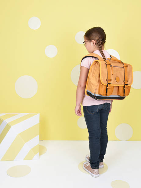 Boekentas 2 Compartimenten Cameleon Geel vintage color Deze schooltas uit de Vintage collectie van het merk Caméléon heeft een breedte van 35 cm. Ideaal voor de kleuterklas en het eerste leerjaar. Dit model heeft een duidelijke vintage look, dankzij de twee voorvakjes en de riempjes met gesp. Deze boekentas beschikt over twee compartimenten, die schriftjes (24x32 cm) en andere kleine spulletjes kunnen bevatten. Onder de overslagflap bevindt zich ook een uniek opbergvak, met daarin een gratis liniaal! De twee vakjes met rits vooraan zijn ideaal om een snack of zakdoek in op te bergen. Dit model beschikt ook over een naamlabel, en kan makkelijk gesloten worden dankzij een dubbel kliksysteem. Voor optimaal comfort zijn de rugzijde en schouderbandjes extra gewatteerd. Dankzij enkele reflectoren kan uw kind zich ook veilig in het verkeer begeven. Vintage op z'n mooist! ander zicht 1