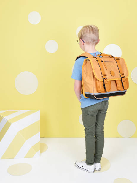 Boekentas 2 Compartimenten Cameleon Geel vintage color Deze schooltas uit de Vintage collectie van het merk Caméléon heeft een breedte van 35 cm. Ideaal voor de kleuterklas en het eerste leerjaar. Dit model heeft een duidelijke vintage look, dankzij de twee voorvakjes en de riempjes met gesp. Deze boekentas beschikt over twee compartimenten, die schriftjes (24x32 cm) en andere kleine spulletjes kunnen bevatten. Onder de overslagflap bevindt zich ook een uniek opbergvak, met daarin een gratis liniaal! De twee vakjes met rits vooraan zijn ideaal om een snack of zakdoek in op te bergen. Dit model beschikt ook over een naamlabel, en kan makkelijk gesloten worden dankzij een dubbel kliksysteem. Voor optimaal comfort zijn de rugzijde en schouderbandjes extra gewatteerd. Dankzij enkele reflectoren kan uw kind zich ook veilig in het verkeer begeven. Vintage op z'n mooist! ander zicht 2