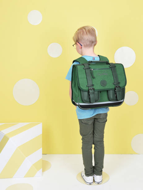 Boekentas 2 Compartimenten Cameleon Groen vintage color Deze schooltas uit de Vintage collectie van het merk Caméléon heeft een breedte van 35 cm. Ideaal voor de kleuterklas en het eerste leerjaar. Dit model heeft een duidelijke vintage look, dankzij de twee voorvakjes en de riempjes met gesp. Deze boekentas beschikt over twee compartimenten, die schriftjes (24x32 cm) en andere kleine spulletjes kunnen bevatten. Onder de overslagflap bevindt zich ook een uniek opbergvak, met daarin een gratis liniaal! De twee vakjes met rits vooraan zijn ideaal om een snack of zakdoek in op te bergen. Dit model beschikt ook over een naamlabel, en kan makkelijk gesloten worden dankzij een dubbel kliksysteem. Voor optimaal comfort zijn de rugzijde en schouderbandjes extra gewatteerd. Dankzij enkele reflectoren kan uw kind zich ook veilig in het verkeer begeven. Vintage op z'n mooist! ander zicht 2