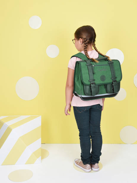 Boekentas 2 Compartimenten Cameleon Groen vintage color Deze schooltas uit de Vintage collectie van het merk Caméléon heeft een breedte van 35 cm. Ideaal voor de kleuterklas en het eerste leerjaar. Dit model heeft een duidelijke vintage look, dankzij de twee voorvakjes en de riempjes met gesp. Deze boekentas beschikt over twee compartimenten, die schriftjes (24x32 cm) en andere kleine spulletjes kunnen bevatten. Onder de overslagflap bevindt zich ook een uniek opbergvak, met daarin een gratis liniaal! De twee vakjes met rits vooraan zijn ideaal om een snack of zakdoek in op te bergen. Dit model beschikt ook over een naamlabel, en kan makkelijk gesloten worden dankzij een dubbel kliksysteem. Voor optimaal comfort zijn de rugzijde en schouderbandjes extra gewatteerd. Dankzij enkele reflectoren kan uw kind zich ook veilig in het verkeer begeven. Vintage op z'n mooist! ander zicht 1