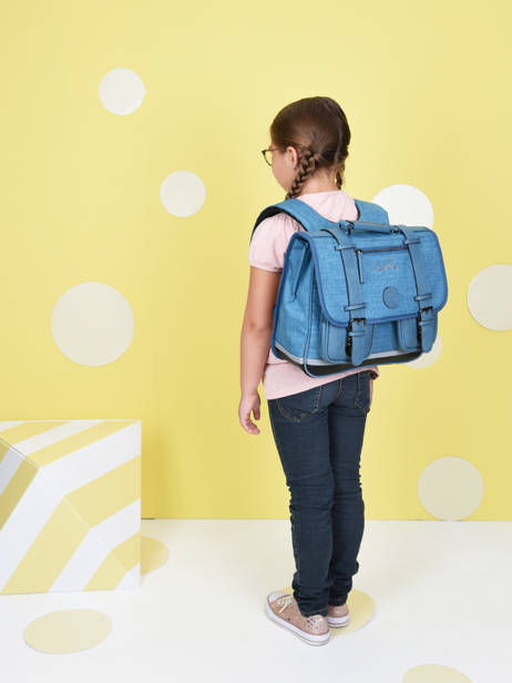 Boekentas 2 Compartimenten Cameleon Blauw vintage color Deze schooltas uit de Vintage collectie van het merk Caméléon heeft een breedte van 35 cm. Ideaal voor de kleuterklas en het eerste leerjaar. Dit model heeft een duidelijke vintage look, dankzij de twee voorvakjes en de riempjes met gesp. Deze boekentas beschikt over twee compartimenten, die schriftjes (24x32 cm) en andere kleine spulletjes kunnen bevatten. Onder de overslagflap bevindt zich ook een uniek opbergvak, met daarin een gratis liniaal! De twee vakjes met rits vooraan zijn ideaal om een snack of zakdoek in op te bergen. Dit model beschikt ook over een naamlabel, en kan makkelijk gesloten worden dankzij een dubbel kliksysteem. Voor optimaal comfort zijn de rugzijde en schouderbandjes extra gewatteerd. Dankzij enkele reflectoren kan uw kind zich ook veilig in het verkeer begeven. Vintage op z'n mooist! ander zicht 1