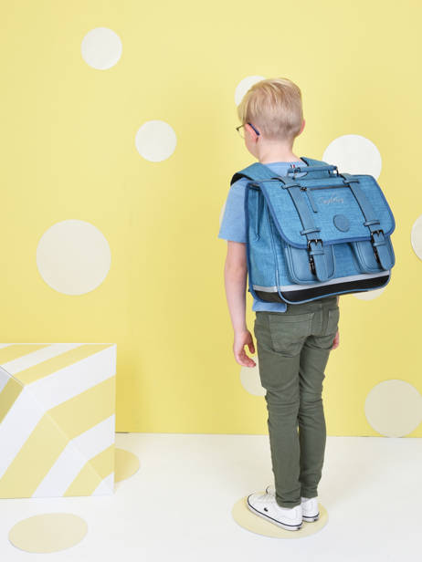 Boekentas 2 Compartimenten Cameleon Blauw vintage color Deze schooltas uit de Vintage collectie van het merk Caméléon heeft een breedte van 35 cm. Ideaal voor de kleuterklas en het eerste leerjaar. Dit model heeft een duidelijke vintage look, dankzij de twee voorvakjes en de riempjes met gesp. Deze boekentas beschikt over twee compartimenten, die schriftjes (24x32 cm) en andere kleine spulletjes kunnen bevatten. Onder de overslagflap bevindt zich ook een uniek opbergvak, met daarin een gratis liniaal! De twee vakjes met rits vooraan zijn ideaal om een snack of zakdoek in op te bergen. Dit model beschikt ook over een naamlabel, en kan makkelijk gesloten worden dankzij een dubbel kliksysteem. Voor optimaal comfort zijn de rugzijde en schouderbandjes extra gewatteerd. Dankzij enkele reflectoren kan uw kind zich ook veilig in het verkeer begeven. Vintage op z'n mooist! ander zicht 2