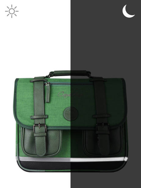 Boekentas 2 Compartimenten Cameleon Groen vintage color Deze schooltas uit de Vintage collectie van het merk Caméléon heeft een breedte van 35 cm. Ideaal voor de kleuterklas en het eerste leerjaar. Dit model heeft een duidelijke vintage look, dankzij de twee voorvakjes en de riempjes met gesp. Deze boekentas beschikt over twee compartimenten, die schriftjes (24x32 cm) en andere kleine spulletjes kunnen bevatten. Onder de overslagflap bevindt zich ook een uniek opbergvak, met daarin een gratis liniaal! De twee vakjes met rits vooraan zijn ideaal om een snack of zakdoek in op te bergen. Dit model beschikt ook over een naamlabel, en kan makkelijk gesloten worden dankzij een dubbel kliksysteem. Voor optimaal comfort zijn de rugzijde en schouderbandjes extra gewatteerd. Dankzij enkele reflectoren kan uw kind zich ook veilig in het verkeer begeven. Vintage op z'n mooist! ander zicht 9