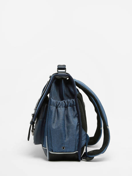 Boekentas 2 Compartimenten Cameleon Blauw vintage color Deze schooltas uit de Vintage collectie van het merk Caméléon heeft een breedte van 35 cm. Ideaal voor de kleuterklas en het eerste leerjaar. Dit model heeft een duidelijke vintage look, dankzij de twee voorvakjes en de riempjes met gesp. Deze boekentas beschikt over twee compartimenten, die schriftjes (24x32 cm) en andere kleine spulletjes kunnen bevatten. Onder de overslagflap bevindt zich ook een uniek opbergvak, met daarin een gratis liniaal! De twee vakjes met rits vooraan zijn ideaal om een snack of zakdoek in op te bergen. Dit model beschikt ook over een naamlabel, en kan makkelijk gesloten worden dankzij een dubbel kliksysteem. Voor optimaal comfort zijn de rugzijde en schouderbandjes extra gewatteerd. Dankzij enkele reflectoren kan uw kind zich ook veilig in het verkeer begeven. Vintage op z'n mooist! ander zicht 3