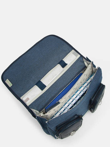 Boekentas 2 Compartimenten Cameleon Blauw vintage color Deze schooltas uit de Vintage collectie van het merk Caméléon heeft een breedte van 35 cm. Ideaal voor de kleuterklas en het eerste leerjaar. Dit model heeft een duidelijke vintage look, dankzij de twee voorvakjes en de riempjes met gesp. Deze boekentas beschikt over twee compartimenten, die schriftjes (24x32 cm) en andere kleine spulletjes kunnen bevatten. Onder de overslagflap bevindt zich ook een uniek opbergvak, met daarin een gratis liniaal! De twee vakjes met rits vooraan zijn ideaal om een snack of zakdoek in op te bergen. Dit model beschikt ook over een naamlabel, en kan makkelijk gesloten worden dankzij een dubbel kliksysteem. Voor optimaal comfort zijn de rugzijde en schouderbandjes extra gewatteerd. Dankzij enkele reflectoren kan uw kind zich ook veilig in het verkeer begeven. Vintage op z'n mooist! ander zicht 4