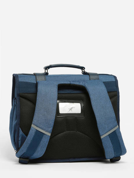 Boekentas 2 Compartimenten Cameleon Blauw vintage color Deze schooltas uit de Vintage collectie van het merk Caméléon heeft een breedte van 35 cm. Ideaal voor de kleuterklas en het eerste leerjaar. Dit model heeft een duidelijke vintage look, dankzij de twee voorvakjes en de riempjes met gesp. Deze boekentas beschikt over twee compartimenten, die schriftjes (24x32 cm) en andere kleine spulletjes kunnen bevatten. Onder de overslagflap bevindt zich ook een uniek opbergvak, met daarin een gratis liniaal! De twee vakjes met rits vooraan zijn ideaal om een snack of zakdoek in op te bergen. Dit model beschikt ook over een naamlabel, en kan makkelijk gesloten worden dankzij een dubbel kliksysteem. Voor optimaal comfort zijn de rugzijde en schouderbandjes extra gewatteerd. Dankzij enkele reflectoren kan uw kind zich ook veilig in het verkeer begeven. Vintage op z'n mooist! ander zicht 5